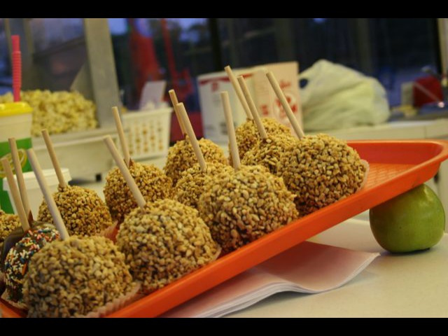 Caramel Apples W/Nuts